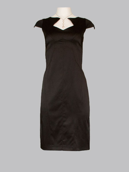 Figurbetontes, schwarzes Kleid