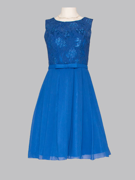 Mittelblaues Kleid mit Spitze