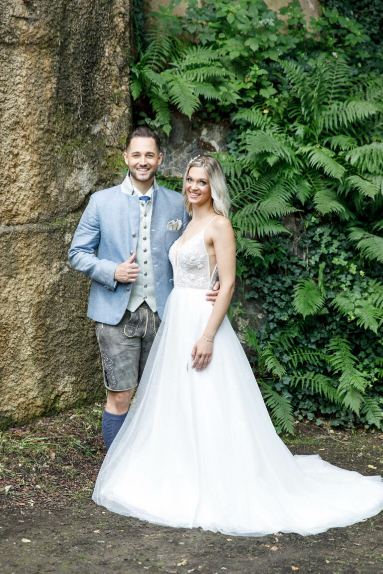 Brautpaar klassisches Brautkleid und Trachtenausstattung für den Herren