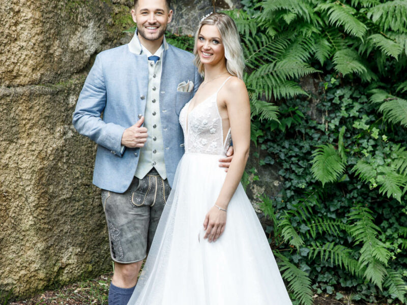 Brautpaar klassisches Brautkleid und Trachtenausstattung für den Herren